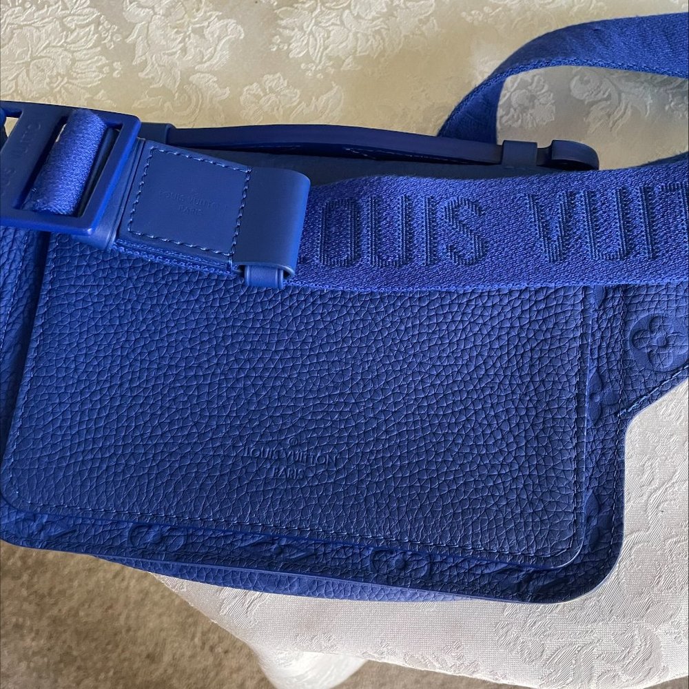 Authentic Louis Vuitton S Lock Slingbag Taurillon Monogram - Picture 8 of 8